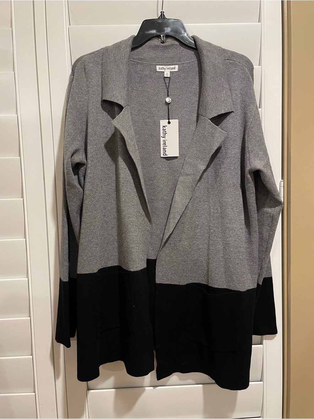 kathy ireland Gray and Black Open-Front Colorblock Cardigan